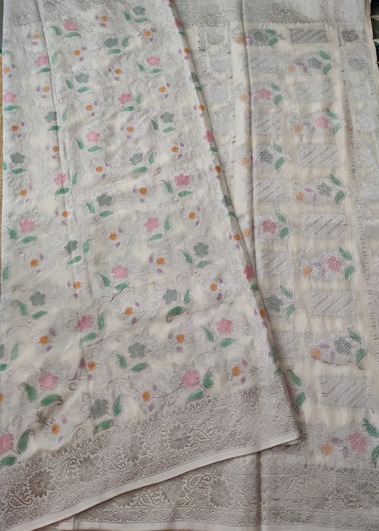 Off White Colour Semi Georgette Saree With Floral Thread Woven Motif All Over Code : VB0173