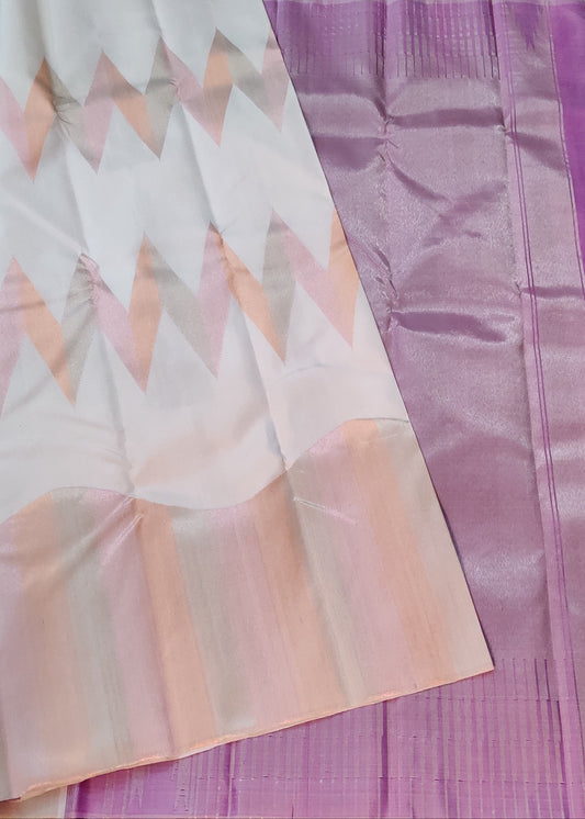 White Colour Kanchivaram Silk Saree With Silver & Cupper Zig Zag Zari Motif Body Code : KA0351
