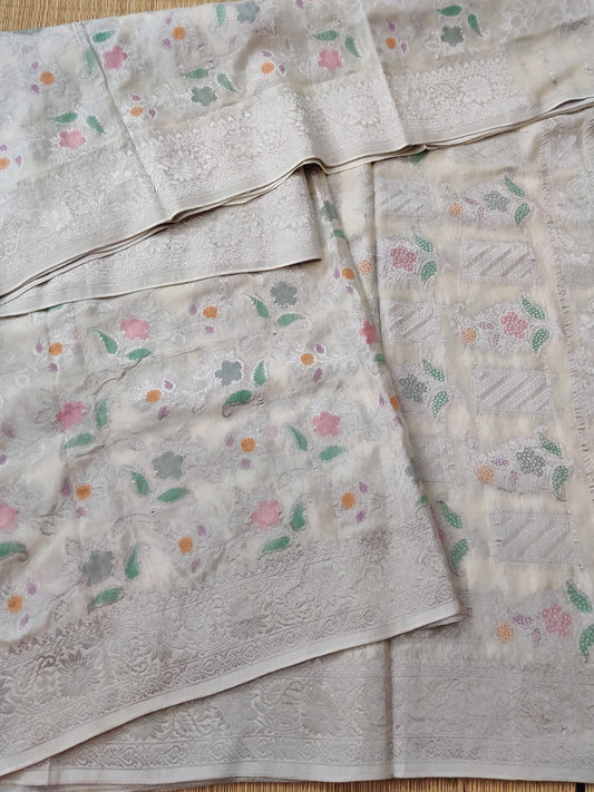 Off White Colour Semi Georgette Saree With Floral Thread Woven Motif All Over Code : VB0173